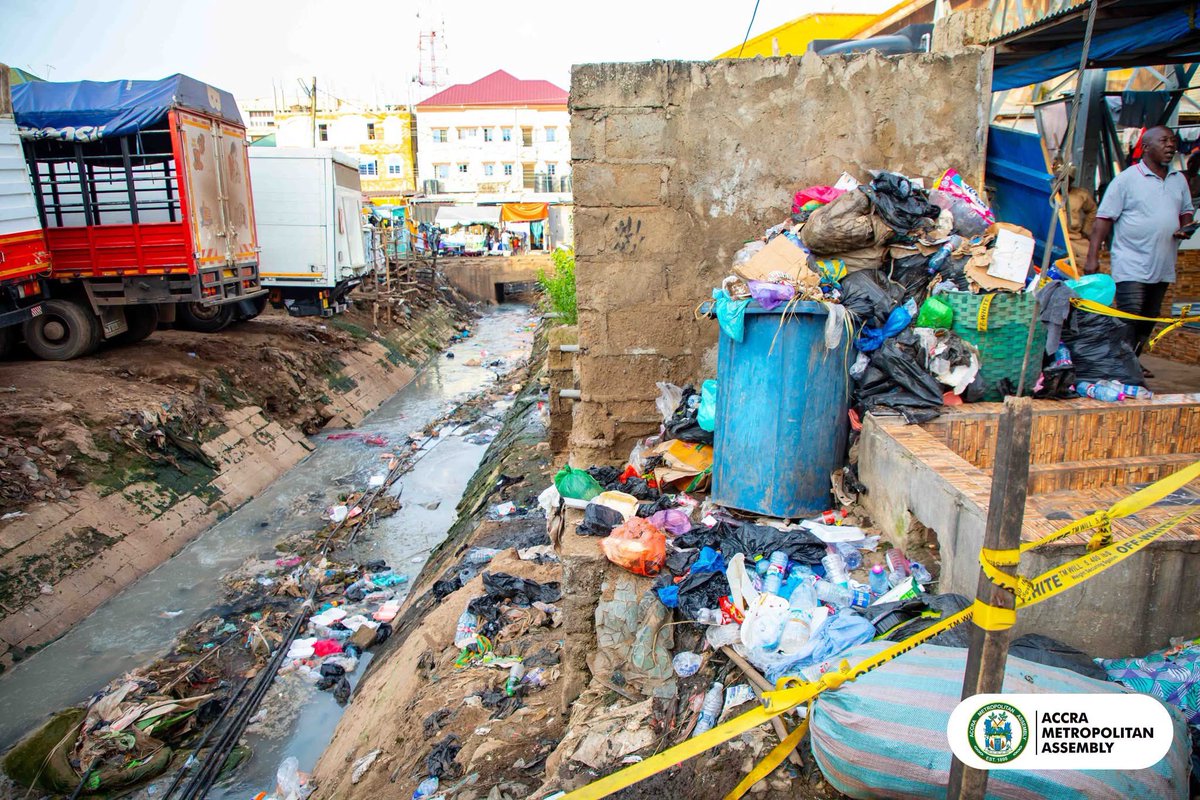 obonutv_'s tweet photo. The Mayor of Accra, has ordered an end to hawking, trading and other unauthorized activities under the Kwame Nkrumah Interchange. AMA officials cleared vendors, makeshift  structures , warning that offenders will face prosecution as part of efforts to improve sanitation.
#obonutv https://t.co/4uIia20od0