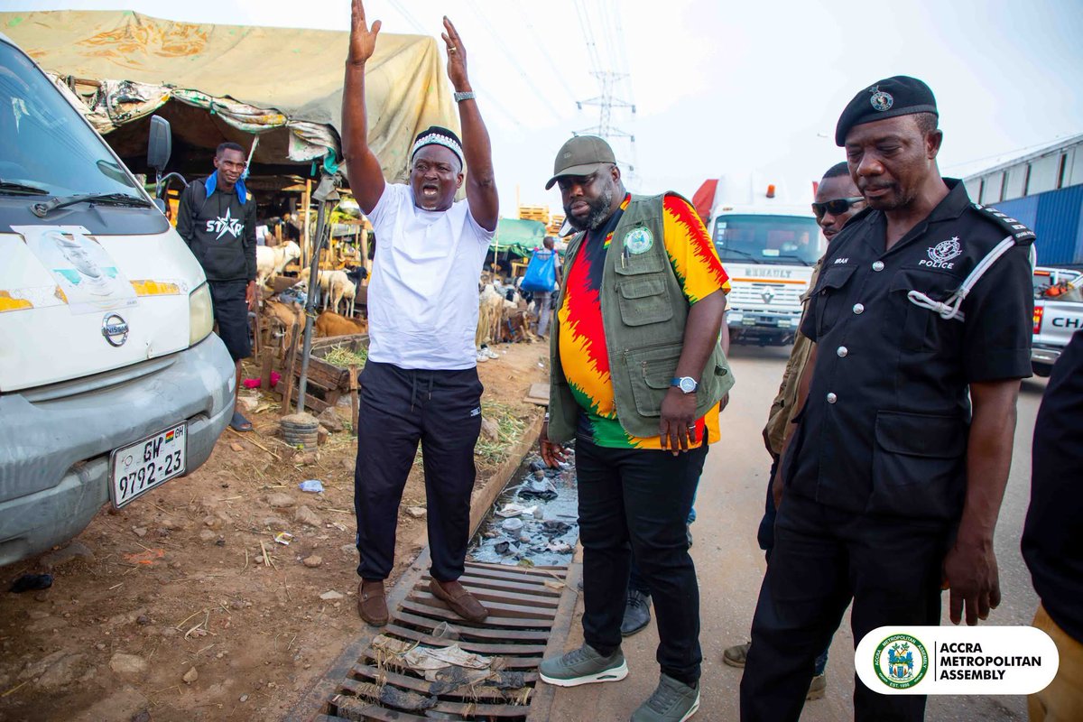obonutv_'s tweet photo. The Mayor of Accra, has ordered an end to hawking, trading and other unauthorized activities under the Kwame Nkrumah Interchange. AMA officials cleared vendors, makeshift  structures , warning that offenders will face prosecution as part of efforts to improve sanitation.
#obonutv https://t.co/4uIia20od0
