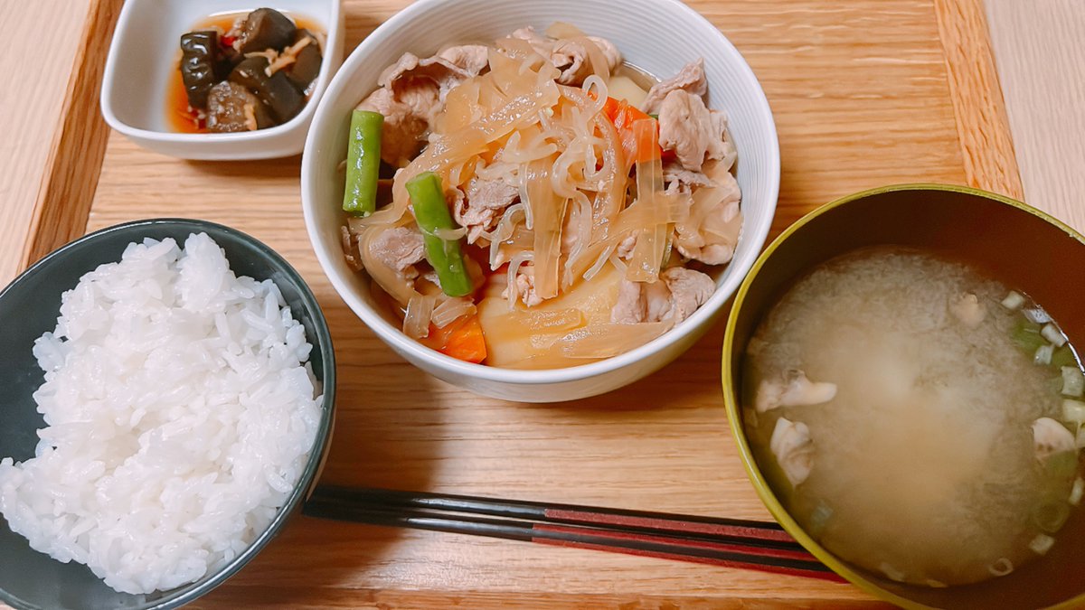 hanamume's tweet photo. 昨日肉じゃが作った
今日はどうしてもおにぎり食べたくて、ウーバー https://t.co/REr64hswir