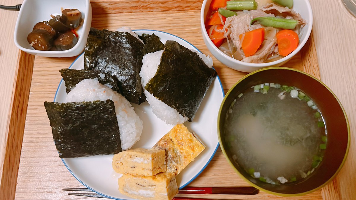 hanamume's tweet photo. 昨日肉じゃが作った
今日はどうしてもおにぎり食べたくて、ウーバー https://t.co/REr64hswir