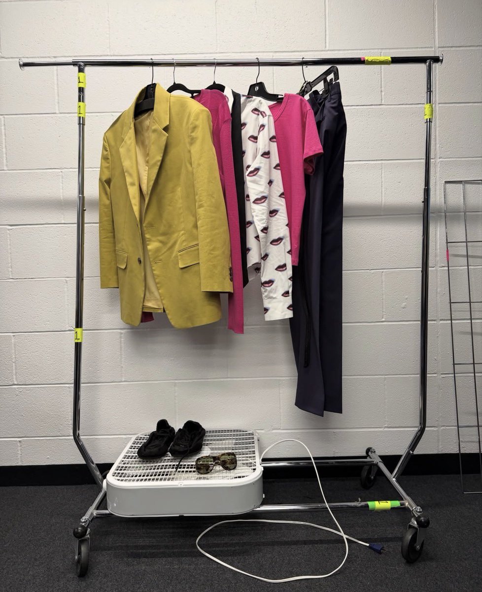 1Dnews_Control's tweet photo. 💚 Harry Lambert shared photos of Harry's Night 3 outfit which was custom Prada. Gorgeous colours! 

#HarryStyles #HarryLive #WembleyStadium #TogetherTogetherTour 
#TTtourLondonN3

📸 Harry Lambert &amp; Anthony Pham https://t.co/JTHj16MZvV