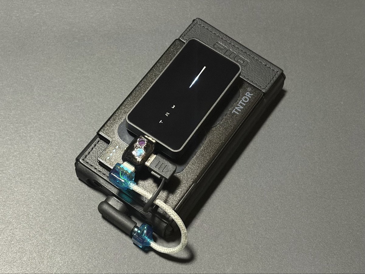 junananana7's tweet photo. 先日、話題のSchiit AudioのVestriを購入しました。

Full-Spsアダプタと自作OTGケーブルを使用しているので、他の方とは少し印象が違うかもしれません。

箱出し直後は、噂通りクリアでパワフルな音で、良いDACだと思いました。 https://t.co/jwG3VoIyc1