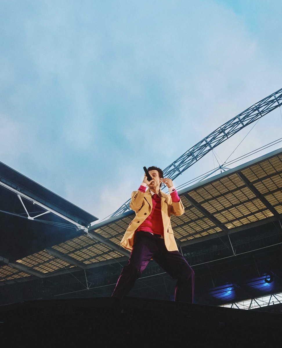 1Dnews_Control's tweet photo. 💚 Harry Lambert shared photos of Harry's Night 3 outfit which was custom Prada. Gorgeous colours! 

#HarryStyles #HarryLive #WembleyStadium #TogetherTogetherTour 
#TTtourLondonN3

📸 Harry Lambert &amp; Anthony Pham https://t.co/JTHj16MZvV