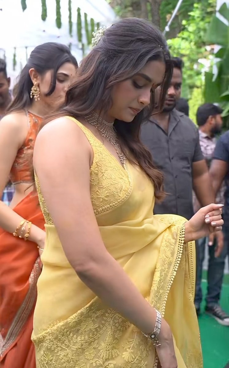 Twilightmoon4u's tweet photo. Keerthy krithi 💛🧡 https://t.co/gyYenNfpOX