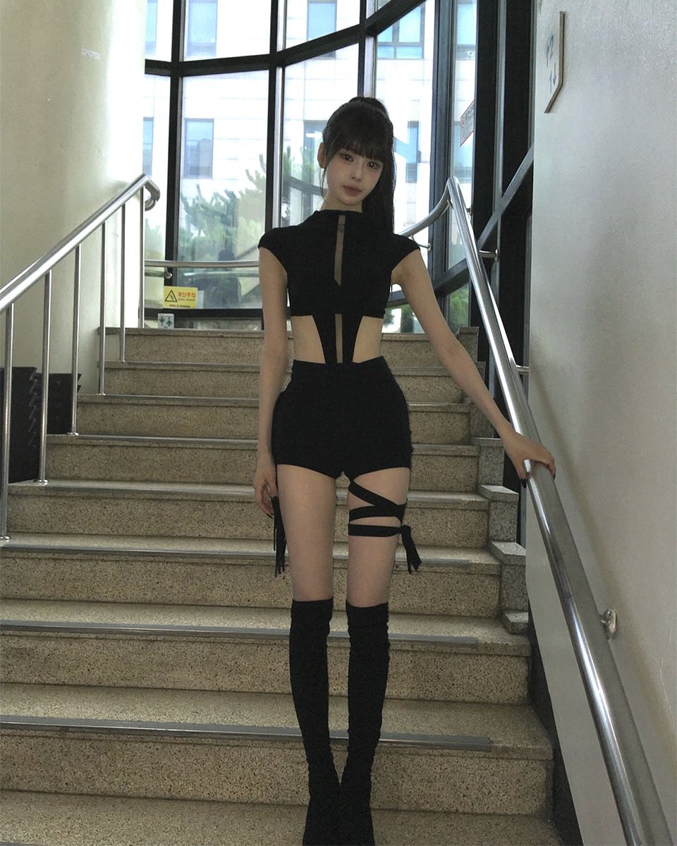minminxmxm's tweet photo. めっちゃ今どきの子の骨格してる。
顔が小さくて手脚が長く身長も高いから、『新人類感』あるんだよね🥹😂(ウォニョン、シニュ、ドフンとかもそう)
他にも新人類感あるKアイドルいたら教えてください🙇‍♀️ https://t.co/ETobvBrzil