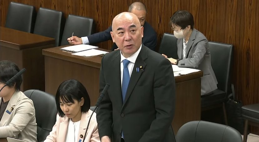 aru59's tweet photo. 経済産業委員会
日本保守党・百田尚樹議員

『太陽光発電を大量導入すると、発電コストは原子力.火力発電に比べてkWh30円上がる。これによって一般家庭の電気代は年間14万円増、日本全体で30兆円の追加負担となり国民生活や経済を犠牲にする」と恐ろしい様な発言がありました。
この杉山さんが、この発言をどの様な根拠でしたかと言いますと、経産省の資料から持ってきた数字とハッキリ述べてます。
私も調べました。
(中略)
経産省というのは、日本の経済と産業をバックアップして支える非常に重要な省庁だと思ってます。
先程、赤沢大臣は「日本の強みは製造業にある」とハッキリ仰いました。
その製造業を支える最も重要なものが"電気"なのです。
古い話をしますが、日本は戦後 経済復興を成した時に「電力が足りない。」という事がありました。
日本の中小企業を支えた関西は 特に電気が足りない。
そこで関西電力は、殆ど国家的工事といえる様な"黒部第四ダム"を何百人もの殉職者をだしながら「これをやらないと日本の戦後復興はない！」という事で死に物狂いで作った。
つまり電力というのはそれ位重要なんです。
ところが経産省はどうも、電力コストなんか全く考えなくて、私の質問に対して「試算していない。」
いゃーもうこんな事では、どうなんだ！と思いますよ。
2040年と言いますと当然私も死んでます。
赤沢大臣も多分、死んでます。
経産省の多くのキャリアの上の人も、まあかなり亡くなってると思います。
でもね。
自分らが死んだ後も日本は残るんですよ！
だから是非とも日本の未来を考えて、本当に真剣にやってもらいたいと思います。』

#日本保守党
#百田尚樹