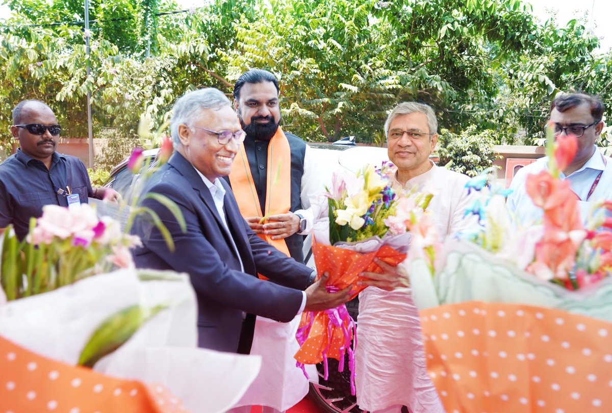 stpiindia's tweet photo. Shri Ashwini Vaishnaw, Hon’ble Union Minister for Electronics & Information Technology, Railways and Information & Broadcasting was warmly welcomed by Shri Arvind Kumar, Director General, STPI today, for an enlightening 'Interaction with IT Industry and Startups' held at STPI Patna. 🤝 

The event was held in the presence of industry experts, startups and academicians. ⚙️✨ 

#Patna #Bihar #MinisterVisit #Industry #Interaction #IT #Innovation #Startups #Meet #DigitalIndia #STPIINDIA 

@PMOIndia @GoI_MeitY @AshwiniVaishnaw @JitinPrasada @SecretaryMEITY @_DigitalIndia @NeGD_GoI @startupindia @samrat4bjp @PIB_Patna @DitBihar @IPRDBihar @IndustriesBihar @IITPAT @BIADAbihar @mishranitish @mygovindia