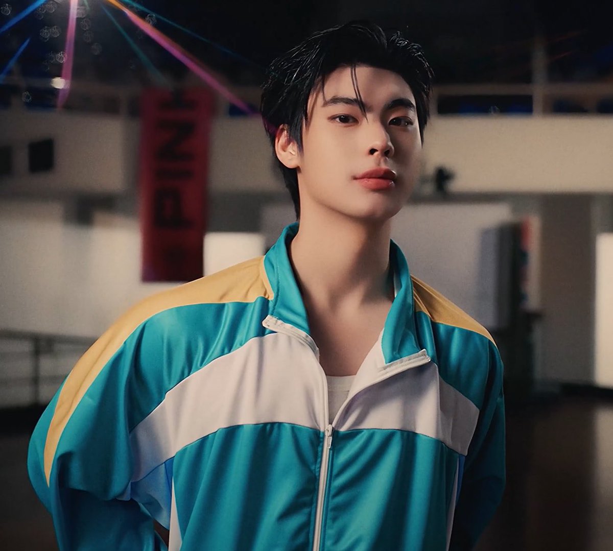 jk_4485's tweet photo. พี่ธีร์อยู่สีเขียว เวฟสีชมพู กรี้ดดด นักบาสกับนักบอลปะ🏀⚽️แล้วอยู่คนละสี=👀

#กีฬาสีดูมันดิ2026
#ท่านโปรดคลื่น #theewave https://t.co/ifN6y2csxY