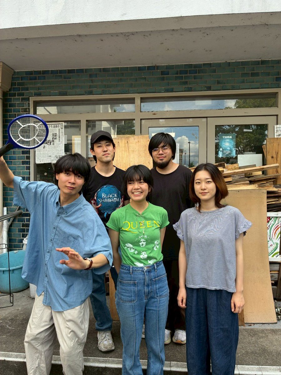 hidakaharuno35's tweet photo. 日髙晴野です！フジロックに出演します

わたしは普段ひとりで演奏しているので、苗場もひとりで立ちますが

「春の身体」のみ、今年3月に共同名義で音源をリリースした砂場泥棒のみんなと一緒に演奏します。
同じ景色を共有できる友達がいてとても幸せです！ https://t.co/l8eFr5Eq5t