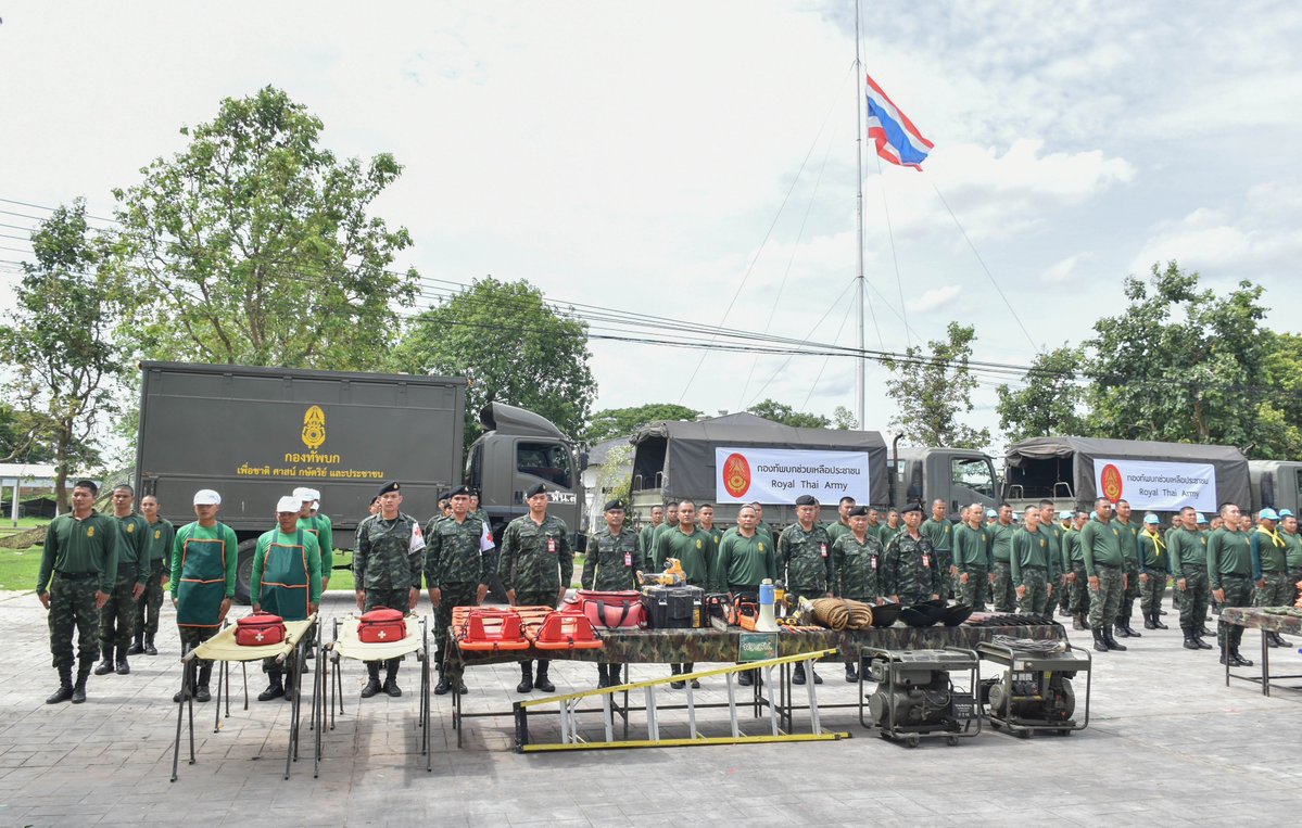 Infantry3rd's tweet photo. “ กองทัพบก ตรวจความพร้อมการบรรเทาสาธารณภัย พร้อมช่วยเหลือประชาชน ”
พันโท สันติพงษ์ ทองวิเศษ ผบ.ร.13 พัน.3 ดำเนินการตรวจสภาพความพร้อมของกำลังพล และ ยุทโธปกรณ์ของกองร้อยบรรเทาสาธารณภัย เพื่อเตรียมความพร้อมในการช่วยเหลือประชาชนในพื้นที่รับผิดชอบให้มีประสิทธิภาพและทันต่อสถานการณ์ https://t.co/DZKqfTjBK6