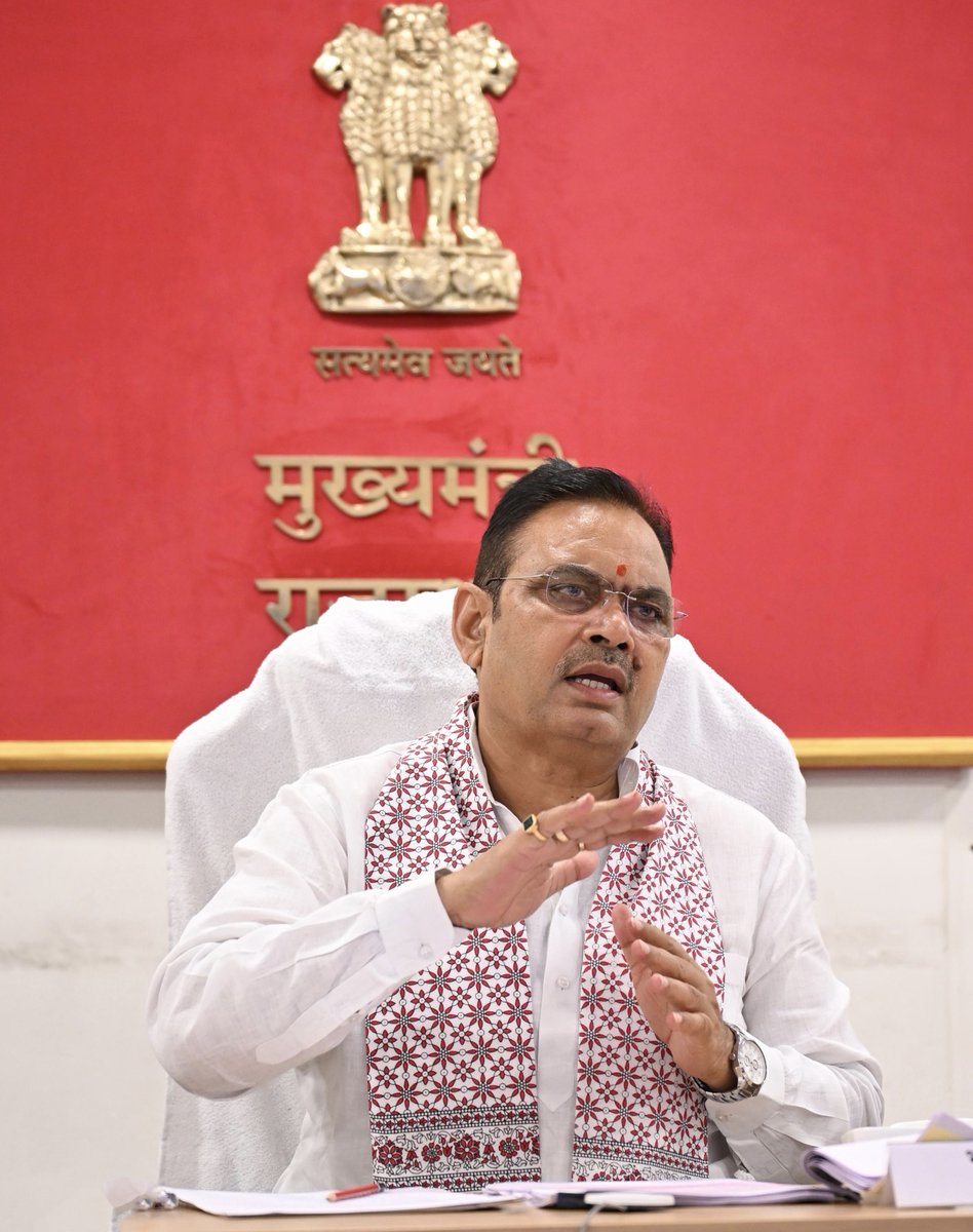 BhajanlalBjp's tweet photo. आज मुख्यमंत्री कार्यालय में RAJ-UNNATI के अंतर्गत राज्य में संचालित जनकल्याणकारी योजनाओं, विकास परियोजनाओं एवं जन-परिवेदनाओं की प्रगति की विस्तृत समीक्षा की।

वीसी के माध्यम से जुड़े सभी संभागीय आयुक्तों एवं जिला कलेक्टर्स को निर्देश दिए कि विकास कार्यों में गुणवत्ता, पारदर्शिता और जवाबदेही सर्वोच्च प्राथमिकता हो। जन-परिवेदनाओं के निस्तारण में संवेदनशीलता एवं तत्परता सुनिश्चित करते हुए प्रत्येक पात्र नागरिक तक योजनाओं का लाभ समयबद्ध रूप से पहुंचाया जाए। साथ ही, विभागों के मध्य बेहतर समन्वय स्थापित कर विकास परियोजनाओं को निर्धारित समय-सीमा में पूर्ण किया जाए, ताकि उनका लाभ शीघ्र एवं प्रभावी रूप से आमजन तक पहुंच सके।

राजस्थान का प्रत्येक नागरिक हमारे लिए सर्वोपरि है। उसकी आशाओं को उपलब्धियों में और सपनों को साकार करने में कोई कमी न रहे, यही सुशासन का हमारा संकल्प है। जनसेवा, पारदर्शिता और जवाबदेही के मूल मंत्र के साथ हमारी सरकार प्रदेश के प्रत्येक नागरिक के जीवन में सकारात्मक बदलाव लाने तथा विकसित राजस्थान के निर्माण के लिए निरंतर कार्यरत है।

#आपणो_अग्रणी_राजस्थान