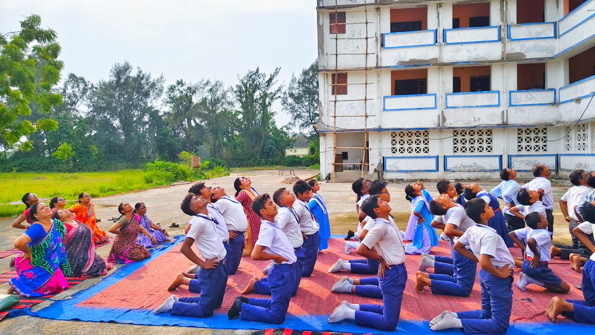 paradipport's tweet photo. 🧘‍♀️ Celebrating International Day of Yoga 2026 🧘‍♂️

Students and teachers of PORT TRUST UP School & High School, Paradip, enthusiastically participated in a special yoga session to mark International Day of Yoga 2026.

The session was conducted by Shri Tapas Ranjan Pati and aimed at promoting physical fitness, mental well-being, and a healthy lifestyle among students. The programme encouraged young minds to embrace yoga as a way of life and cultivate discipline and mindfulness.

#InternationalDayofYoga #InternationalDayofYoga2026 #स्वस्थ_आयु_के_लिए_योग #YogaForHealthyAgeing #IDY #IDY2026 #Yoga365 #HarGharYoga #PMKeSaath #VandeYoga #GangotriSeGangasagar 

@moayush @ArtofLiving @shipmin_india @PIB_India @PIBodisha @PIBBhubaneswar @yogadaywb2026 @DailyCupofYoga