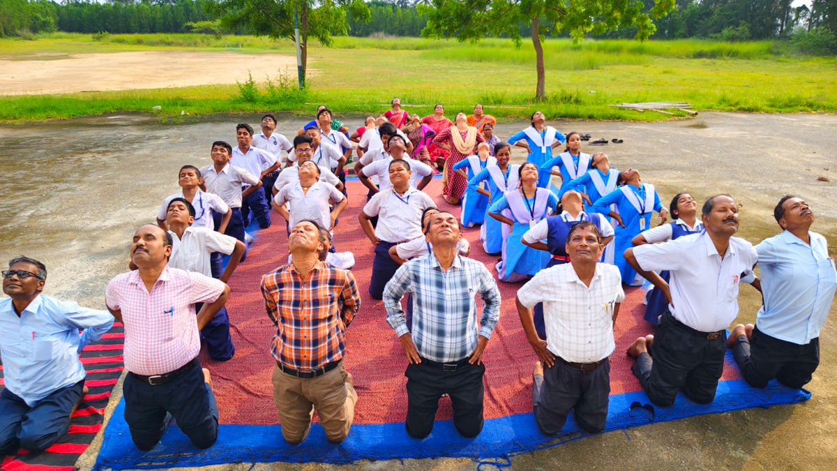 paradipport's tweet photo. 🧘‍♀️ Celebrating International Day of Yoga 2026 🧘‍♂️

Students and teachers of PORT TRUST UP School & High School, Paradip, enthusiastically participated in a special yoga session to mark International Day of Yoga 2026.

The session was conducted by Shri Tapas Ranjan Pati and aimed at promoting physical fitness, mental well-being, and a healthy lifestyle among students. The programme encouraged young minds to embrace yoga as a way of life and cultivate discipline and mindfulness.

#InternationalDayofYoga #InternationalDayofYoga2026 #स्वस्थ_आयु_के_लिए_योग #YogaForHealthyAgeing #IDY #IDY2026 #Yoga365 #HarGharYoga #PMKeSaath #VandeYoga #GangotriSeGangasagar 

@moayush @ArtofLiving @shipmin_india @PIB_India @PIBodisha @PIBBhubaneswar @yogadaywb2026 @DailyCupofYoga