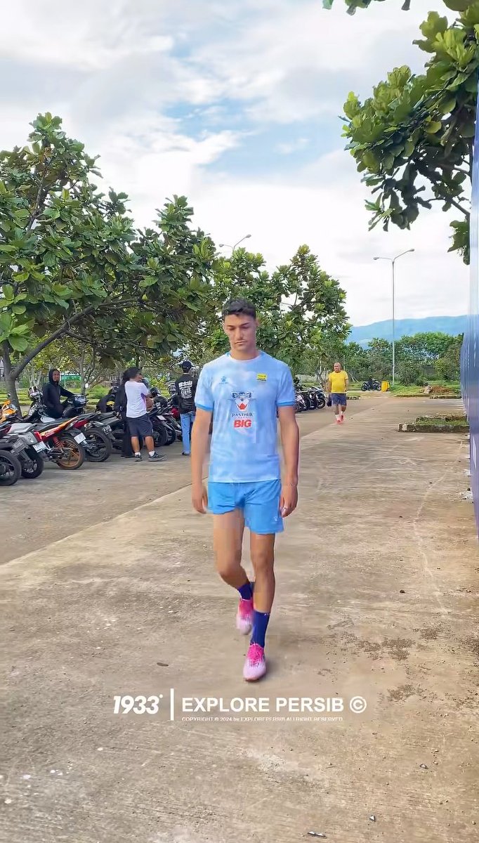 BobotohMalaysia's tweet photo. Terima kasih atas keramahan giveaway HP ke Bobotoh pas lagi konvoy.

Meluk mesra ke Bobotoh yg tiba-tiba datang.

Slalu tersenyum lebar ketika datang ke tempt latihan.

Dan mengangkat piala didepan ribuan Bobotoh dengan terharu.

Hatur nuhun,Barba. https://t.co/VKEIuMAudb