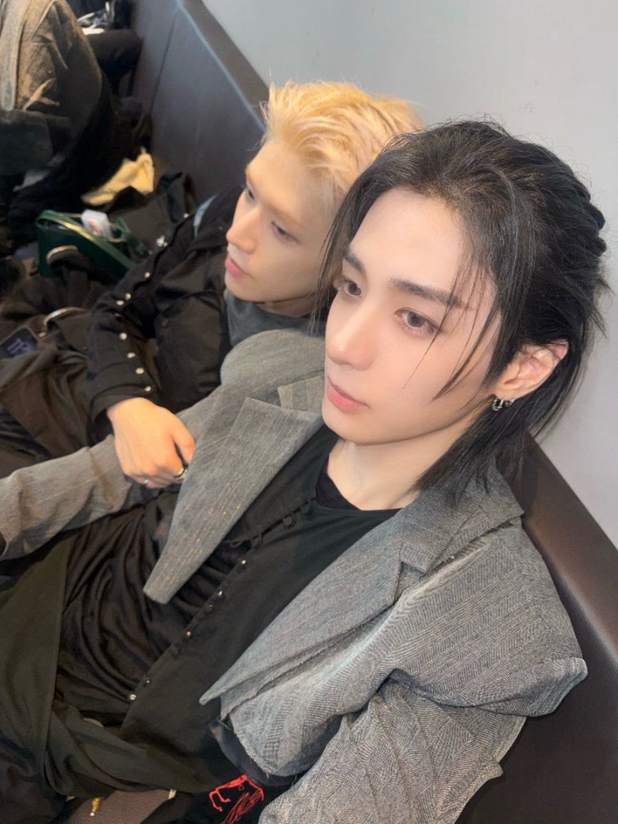 2003l204's tweet photo. 리우형이랑있으면항상님친미확내는동혀니🩵 https://t.co/sjgYYXjxHG