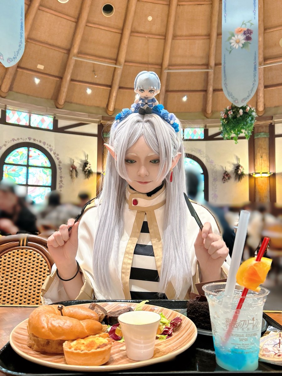 Azu_209's tweet photo. フリーレン行ってきたー！

#コスプレ  #cosplay #葬送のフリーレン追憶のレストラン  #USJ葬送のフリーレン https://t.co/kiUSWl0D4U