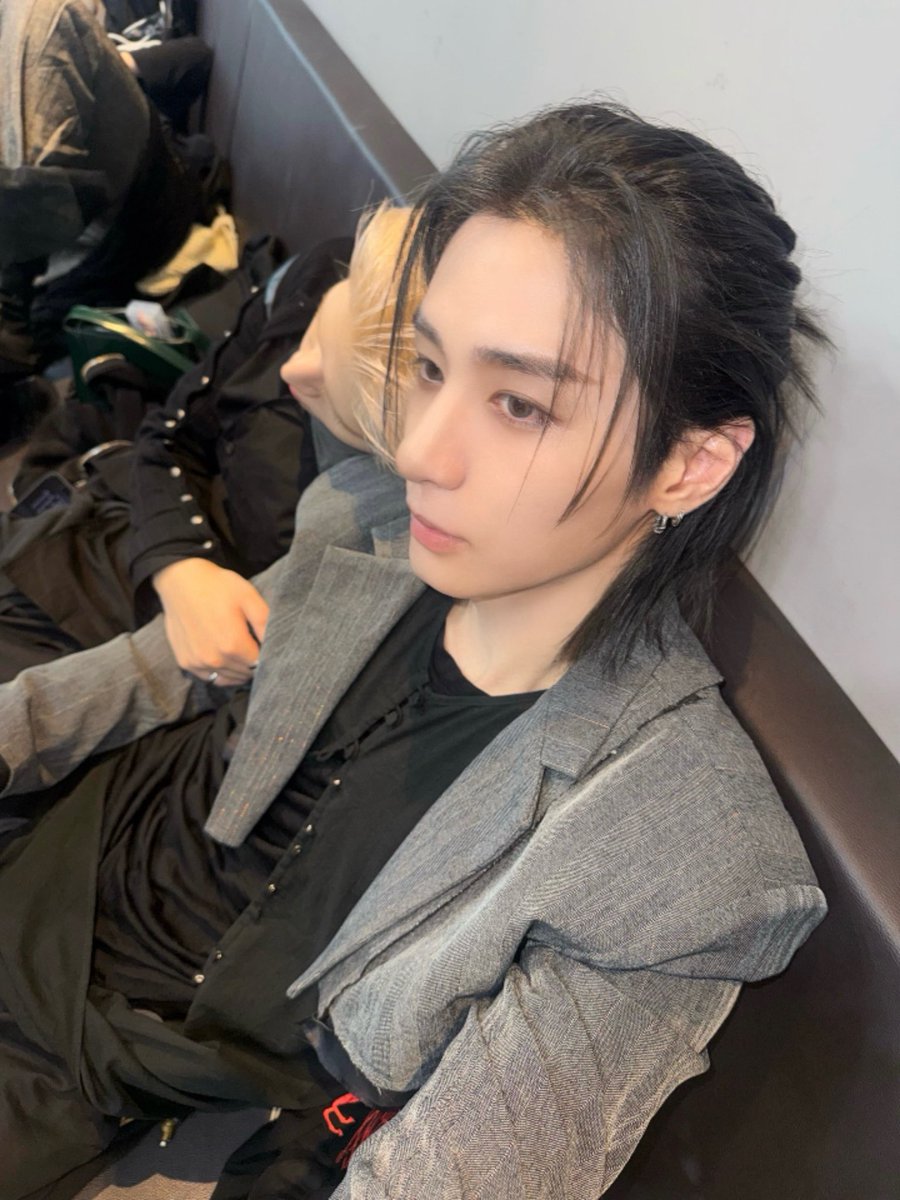 gejuk2han's tweet photo. 아직 뢰알매미도 안떳는데 보넥뜌에 출몰한 인간매미뭐냐고 제발 https://t.co/0dtEteEkSI