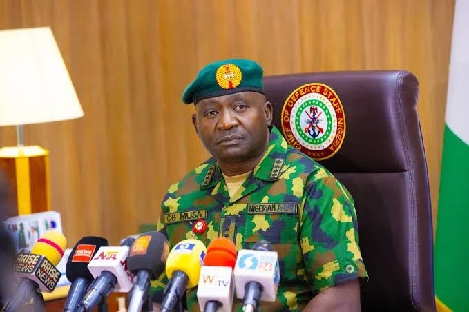 MobilePunch's tweet photo. 𝗙𝗚 𝘁𝗼 𝗹𝗲𝘁 𝗷𝗼𝘂𝗿𝗻𝗮𝗹𝗶𝘀𝘁𝘀 𝗷𝗼𝗶𝗻 𝘁𝗿𝗼𝗼𝗽𝘀 𝗱𝘂𝗿𝗶𝗻𝗴 𝗺𝗶𝗹𝗶𝘁𝗮𝗿𝘆 𝗼𝗽𝗲𝗿𝗮𝘁𝗶𝗼𝗻𝘀

𝗥𝗲𝗮𝗱 𝗠𝗼𝗿𝗲: https://t.co/DNqLQ1x70H https://t.co/1xmjW5dR6c