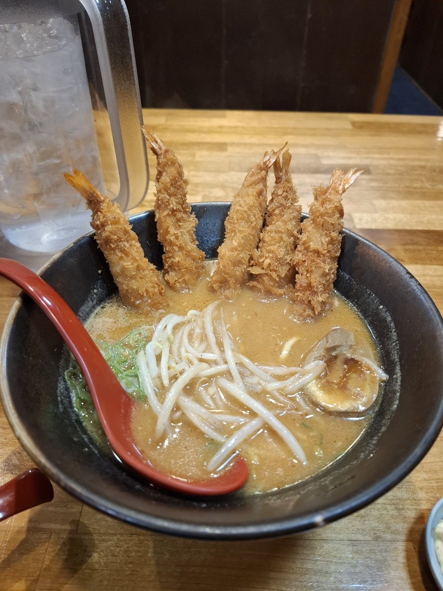 dora_ru0219's tweet photo. すげぇ
味噌ラーメンにエビフライ刺さってる https://t.co/TNywTfZrnt