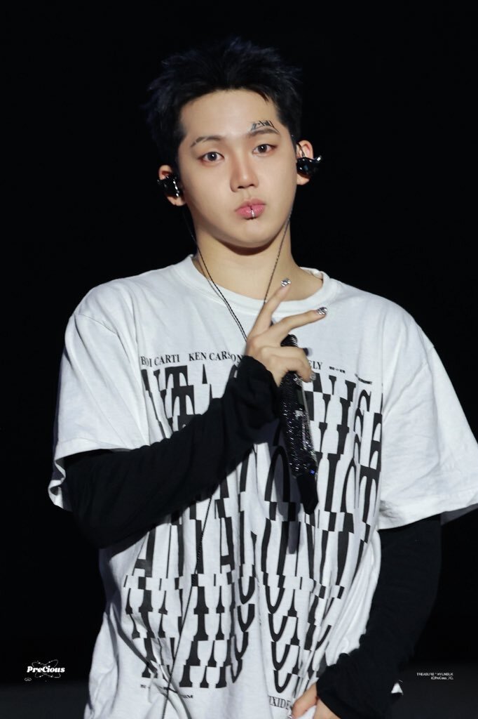 treasuremenfess's tweet photo. Siapa yang bilang Hyunsuk polosan gantengnya ++ teume! ? SIAPAAA ????
IYAAAA EMANG IYAAAAAA 😭😭😭😭😭 https://t.co/gRvzEq55yr