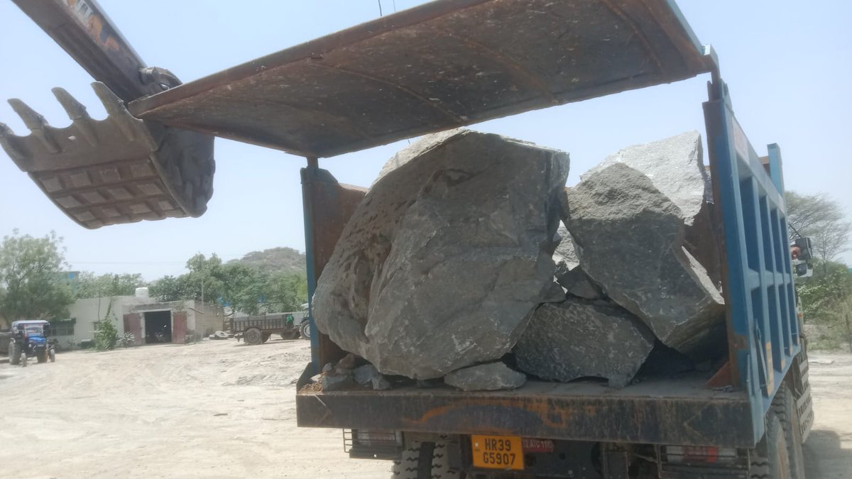 BaganwalaStone1's tweet photo. #खानक में नियमों की सरेआम धज्जियां उड़ाई जा रही हैं। #धनसर और #HSIIDC के स्थानीय  अधिकारियों की मिलीभगत से खुलेआम कमीशनखोरी और अवैध खेल चल रहा है।इस सांठगांठ से सरकार और जनता के राजस्व को भारी चूना लगाया जा रहा है। माननीय मुख्यमंत्री जी और एंटी-करप्शन ब्यूरो इस गंभीर मामले पर तुरंत संज्ञान लें और इसकी उच्चस्तरीय जांच करवाएं!  
धनसर - या तो कमीशन दो ना तो बड़ा होल्डर को
 धनसर - या तो कमीशन दो ना तो घंटा इंतजार करो
 धनसर - या तो कमीशन दो ना तो मिट्टी और लाल पत्थरलो @cmo @VigilanceHR @HaryanaPolice @NayabSainiBJP @narendramodi @Shruti4Progress  #DhansarScam #HaryanaCorruption #BhiwaniNews @Bhiwani_DC @hryhelpdesk