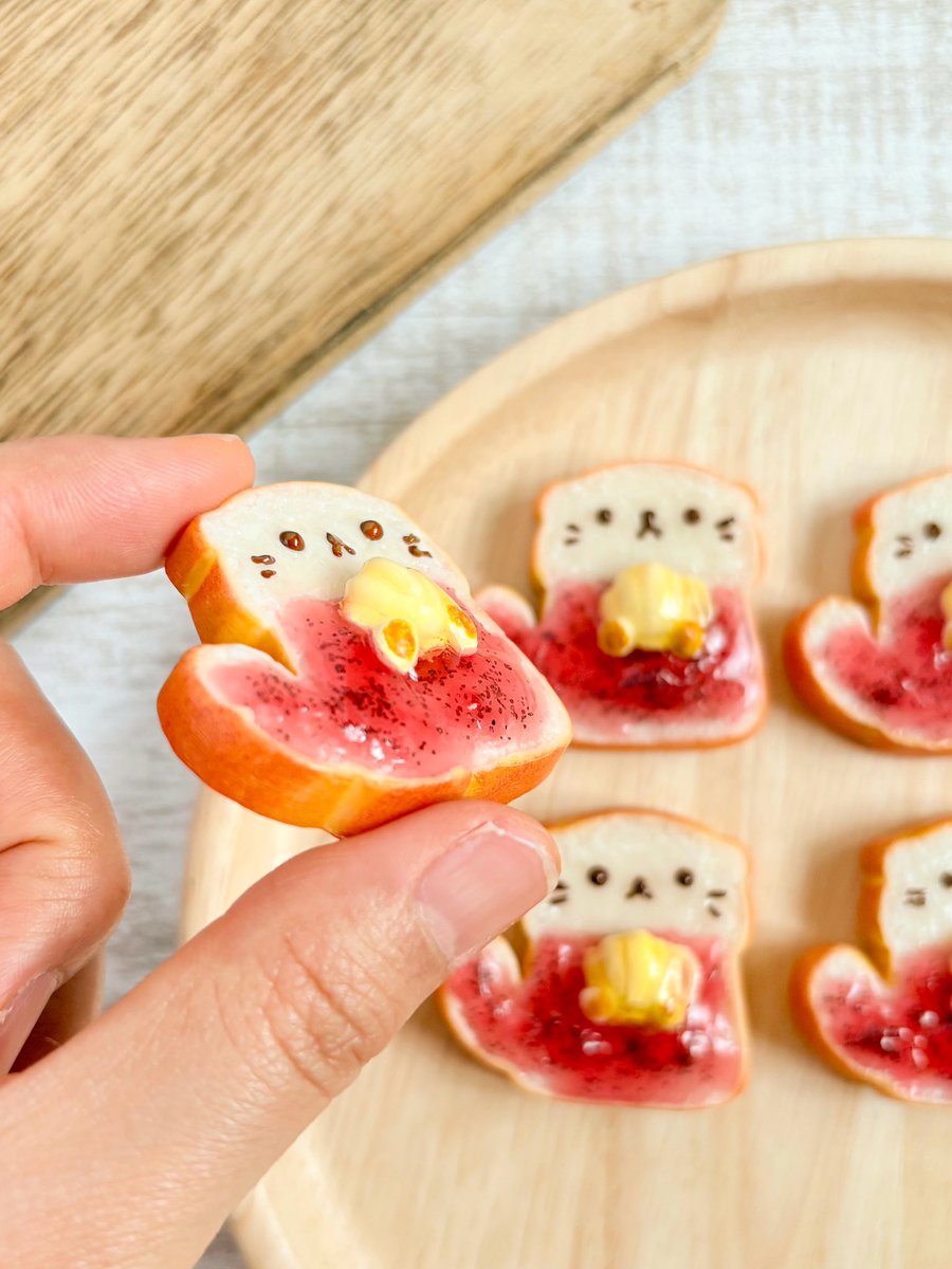 same2bakery's tweet photo. ラッコのジャムバタートースト🦦🍓🧈

 #ハンドメイドインジャパンフェス にて販売❕ https://t.co/wp8dtAKuK5