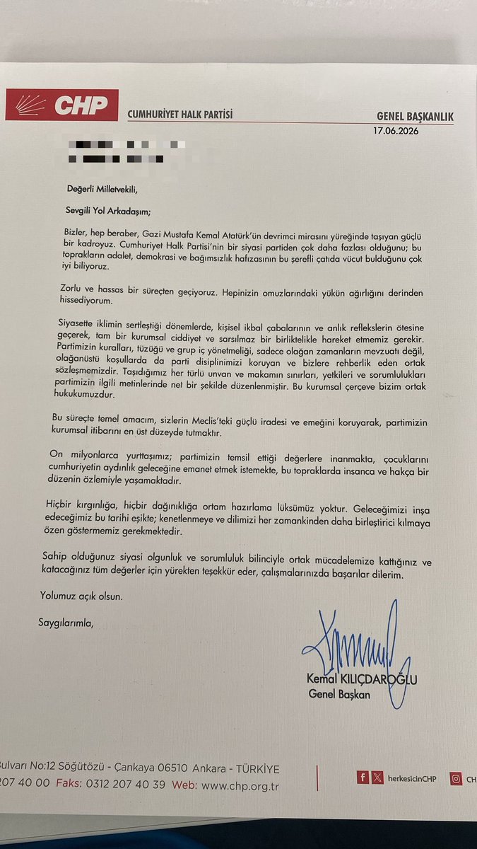 zairyigit's tweet photo. Kemal Kılıçdaroğlu mektubu Milletvekillerine yazmış ama bir sıradan üye olarak okurken bile içimde fırtınalar koptu !

Mektubun tamamına, her paragrafına, her cümlesine, her kelimesine, selamına ve imzasına kadar her detayına takıldım. 

Bir cevap hakkım olsa şu şekilde kullanırdım 👇

…Adalet, Demokrasi ve Bağımsızlık hafızasının bu şerefli çatıda vücut bulduğunu çok iyi biliyoruz!
🗣️her zerremle biliyorum, peki ya sen ?

…Omuzlarındaki yükün ağırlığını derinden hissediyorum.
🗣️hayır zerresinin farkında değilsin, ben atandım, toplum alışır diyen sensin. İnanmıyorum!

…Kişisel ikbal çabalarının ötesine geçerek… Sarsılmaz bir birliktelikle hareket etmemiz gerekir…Partimizin kuralları, tüzüğü ve grup iç yönetmeliği… ortak sözleşmemizdir. Bu kurumsal çerçeve bizim ortak hukukumuzdur!
🗣️Burada zor tutardım kendimi - kötü söz çıkmasın - Kişisel İkbal ezberinden sıkıldım (kesin bu akşamda söyleyecek), suçlunun, ben suçsuzum demesi gibi… Hiçbir ortak sözleşmemize riayet etmeden, MYK kararını dayattın, PM’yi kuralsız çalıştırıyorsun, Vekillerimizi usulsüz ihraç ediyorsun. Suçlusun, yeter bari yalan söyleme !

… Temel amacım…partimizin kurumsal itibarını en üst düzeyde tutmaktır!
🗣️Ne itibarı ! Hangi itibar ! Depremde yaşanılan yıkımda, biz suçsuz diyen AKP gibisin…

…Yurttaşlarımız…insanca ve hakça bir düzenin özlemiyle yaşamaktadır.
🗣️Evet öyle. Bu sözlerini git tutuklu arkadaşlarımıza ve ailelerinin suratlarına bakarak tekrar söyle.

Genel Başkan
… 🗣️Değilsin 

#chpteslimalınamaz #ChpBaşkanıÖzeldir