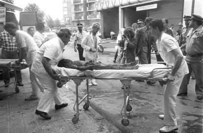 CarlosDeUrrecha's tweet photo. "Vi a mi hija Susana que estaba muy quemada. Después vi a mi esposa...'
D. Álvaro Cabrerizo, padre de las niñas Susana y Sonia y marido de Dña Carmen Mármol asesinadas con un coche bomba en Barcelona por los cobardes de ETA

"Los 21 asesinados en Hipercor"
https://t.co/HBcdB4387z https://t.co/6qJxZ2grRn
