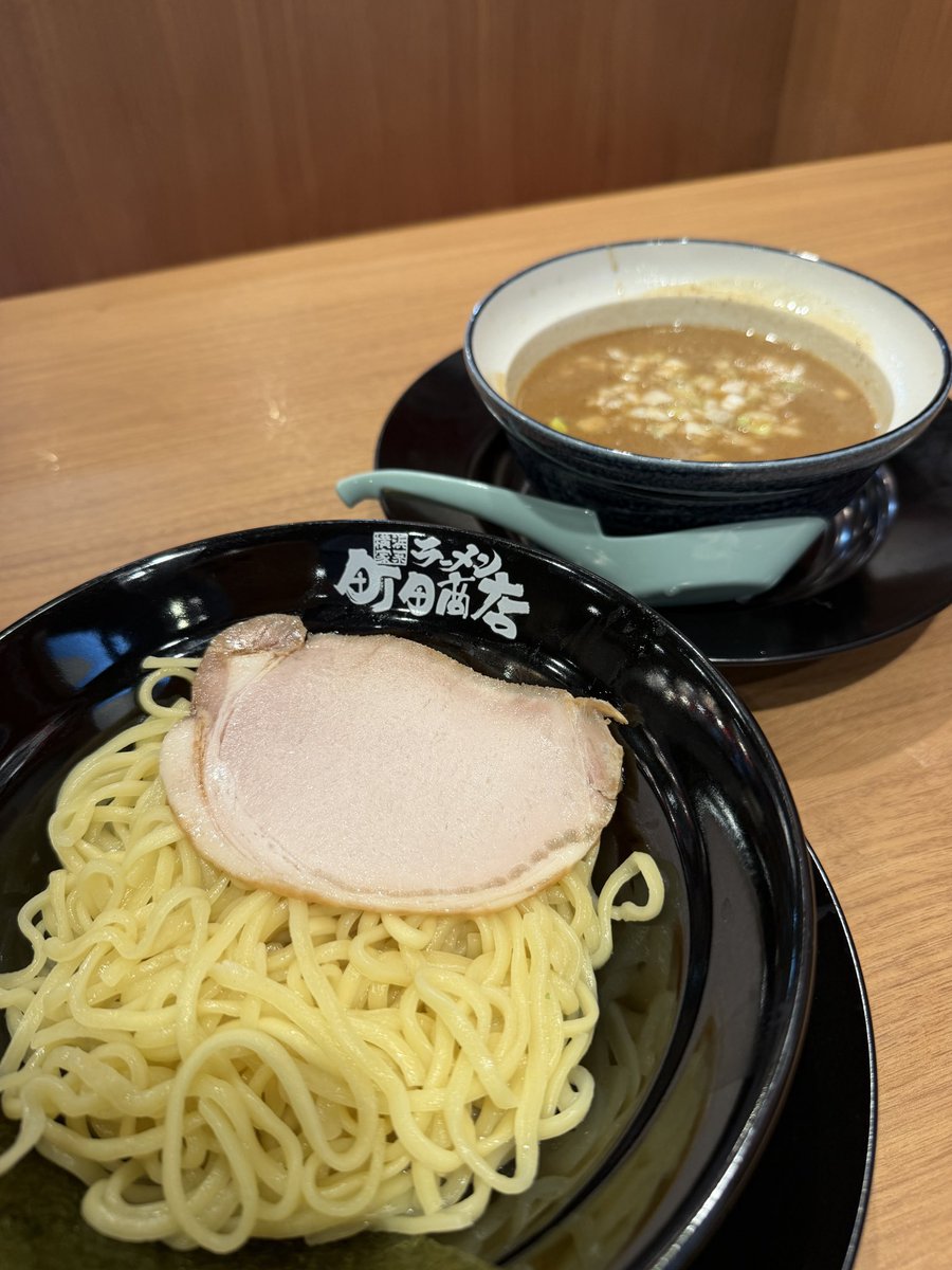 activefellowskt's tweet photo. 東京を離れる前の遅めのランチ。
五反田の「町田商店」にて、つけ麺を。
暑くなる時期は基本的につけ麺を選んでしまいます♪
#本日のランチ #町田商店 #つけ麺 https://t.co/Wwfvlij7Dq
