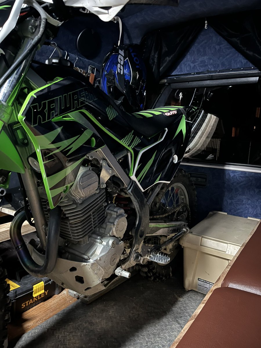 takemarucustoms's tweet photo. 奥様すいません、どーしても一旦GUTSにしたくて🧑‍🩰
#KLX230R https://t.co/GzMgPeLkxz