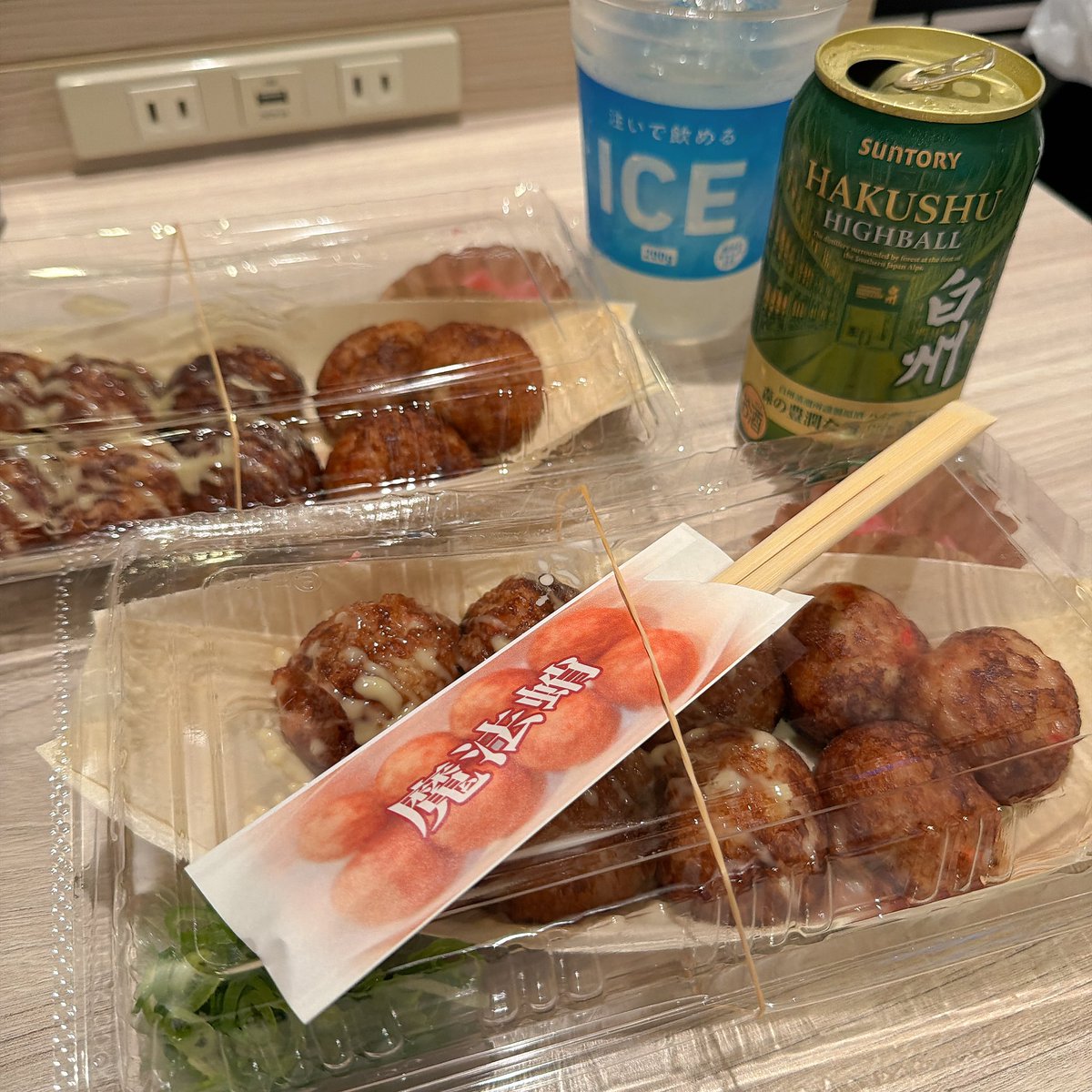 yurolo's tweet photo. 仕事で大阪!明日は車!
ゆっくり過ごすためにたこ焼きディナー。
夕方はカキ氷。御朱印も。

いやっ。仕事の合間と仕事終わりの話です。 https://t.co/982hR73rMu