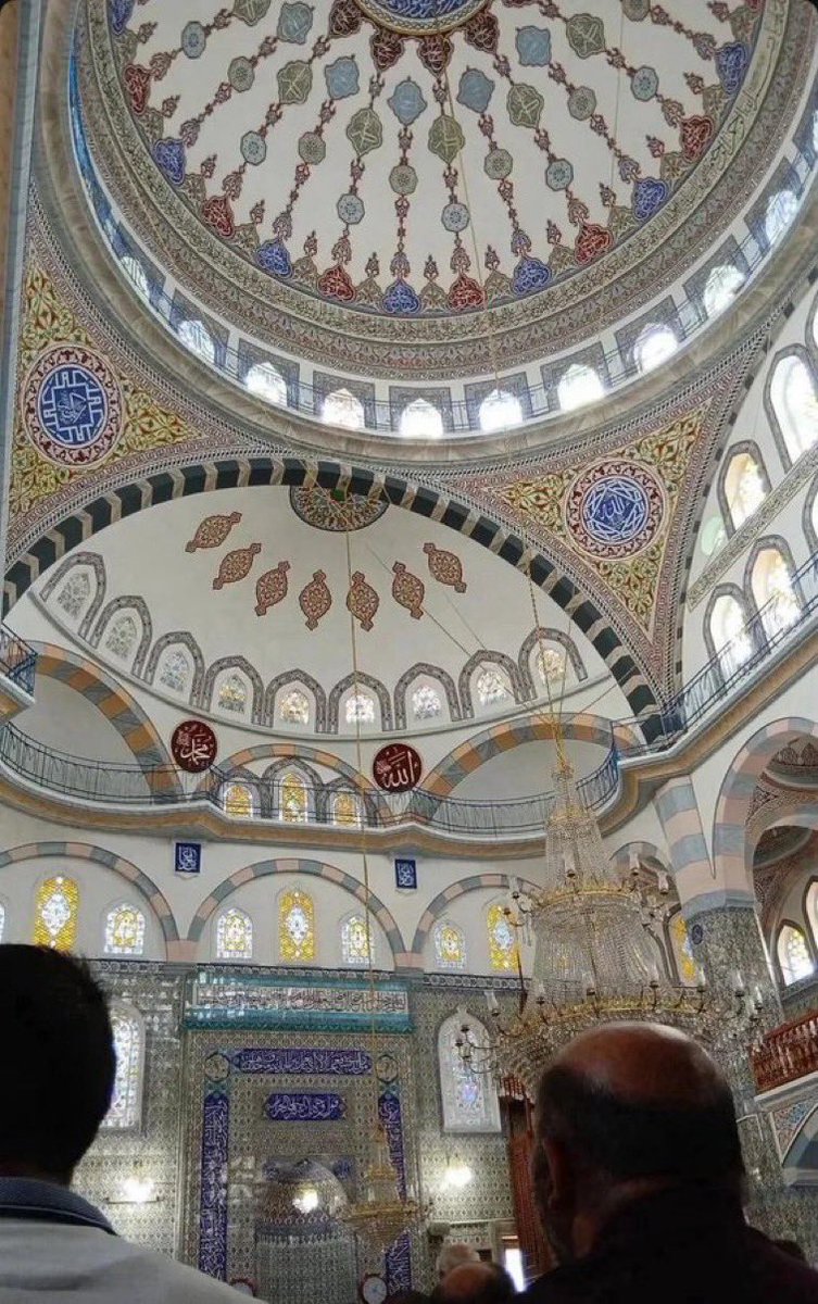 limosross's tweet photo. kimsenin varlığıyla var olmadık ki yokluğuyla yok olalım

hayırlı cumalar.. https://t.co/BJXmkKsoWf