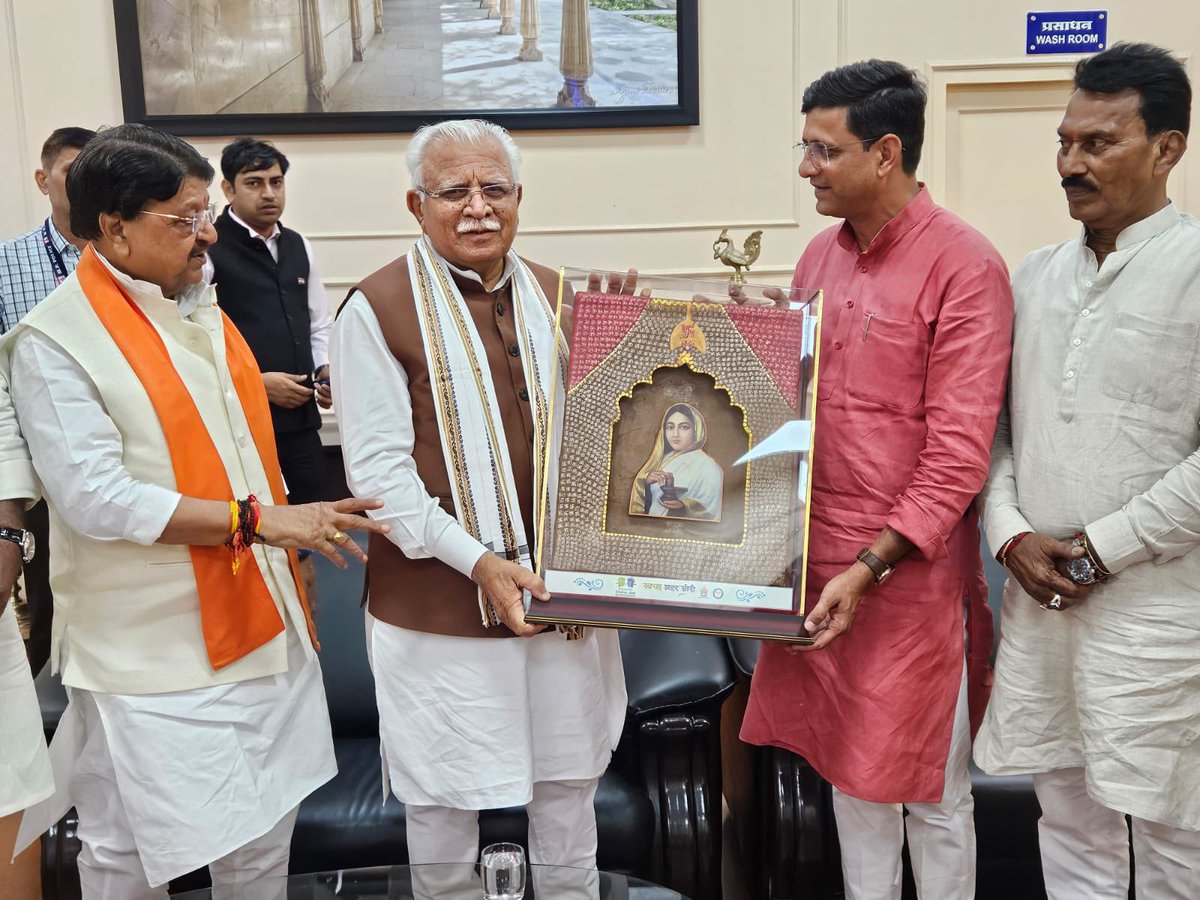 advpushyamitra's tweet photo. आज देवी अहिल्याबाई होलकर विमानतल पर माननीय केंद्रीय मंत्री श्री मनोहर लाल खट्टर जी का आत्मीय स्वागत एवं अभिनंदन किया तथा उन्हें लोकमाता देवी अहिल्याबाई होलकर जी की प्रतिमा भेंट कर इंदौर की गौरवशाली विरासत से परिचित कराया।

इस अवसर पर यशस्वी मुख्यमंत्री माननीय डॉ. मोहन यादव उपस्थित रहे।