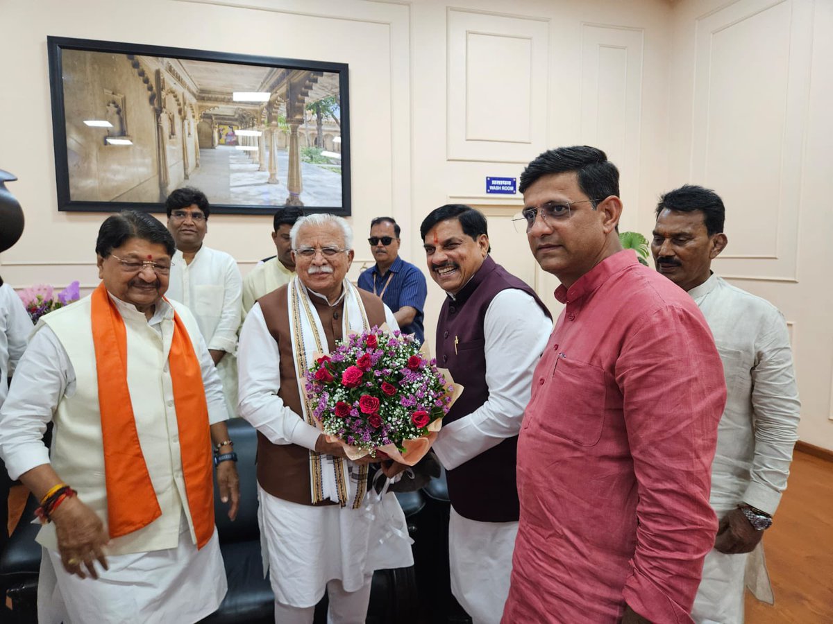 advpushyamitra's tweet photo. आज देवी अहिल्याबाई होलकर विमानतल पर माननीय केंद्रीय मंत्री श्री मनोहर लाल खट्टर जी का आत्मीय स्वागत एवं अभिनंदन किया तथा उन्हें लोकमाता देवी अहिल्याबाई होलकर जी की प्रतिमा भेंट कर इंदौर की गौरवशाली विरासत से परिचित कराया।

इस अवसर पर यशस्वी मुख्यमंत्री माननीय डॉ. मोहन यादव उपस्थित रहे।