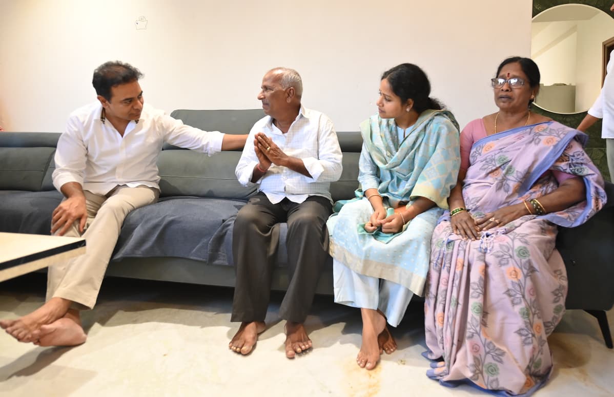 BRSparty's tweet photo. సింగరేణిలో జరిగిన అవినీతి, అక్రమాలను బయటపెట్టి ప్రశ్నించినందుకు మాజీ ఎమ్మెల్యే @balkasumantrs పై అక్రమ కేసు పెట్టి జైల్లో నిర్బంధించిన కాంగ్రెస్ సర్కార్

ఇవ్వాళ స్వయంగా బాల్క సుమన్ ఇంటికి వెళ్లి వారి కుటుంబ సభ్యులను పరామర్శించి, ధైర్యం చెప్పిన బీఆర్ఎస్ వర్కింగ్ ప్రెసిడెంట్ @KTRBRS