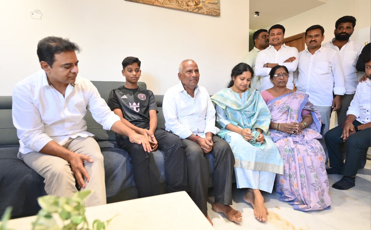 BRSparty's tweet photo. సింగరేణిలో జరిగిన అవినీతి, అక్రమాలను బయటపెట్టి ప్రశ్నించినందుకు మాజీ ఎమ్మెల్యే @balkasumantrs పై అక్రమ కేసు పెట్టి జైల్లో నిర్బంధించిన కాంగ్రెస్ సర్కార్

ఇవ్వాళ స్వయంగా బాల్క సుమన్ ఇంటికి వెళ్లి వారి కుటుంబ సభ్యులను పరామర్శించి, ధైర్యం చెప్పిన బీఆర్ఎస్ వర్కింగ్ ప్రెసిడెంట్ @KTRBRS