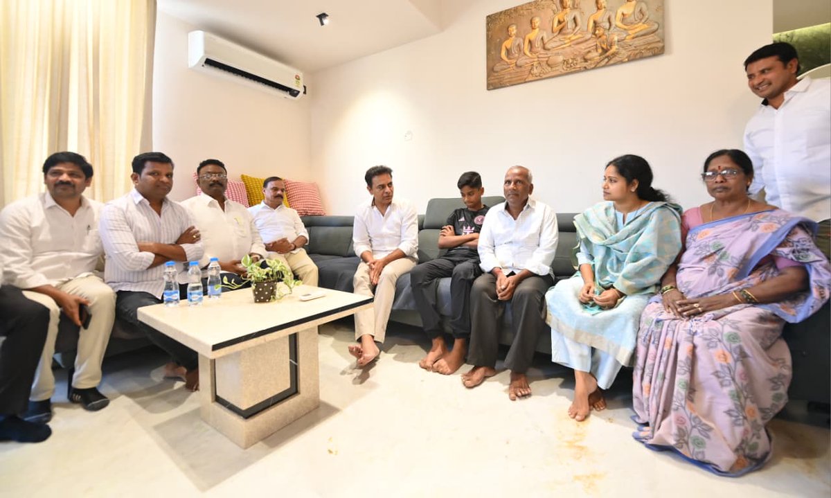 BRSparty's tweet photo. సింగరేణిలో జరిగిన అవినీతి, అక్రమాలను బయటపెట్టి ప్రశ్నించినందుకు మాజీ ఎమ్మెల్యే @balkasumantrs పై అక్రమ కేసు పెట్టి జైల్లో నిర్బంధించిన కాంగ్రెస్ సర్కార్

ఇవ్వాళ స్వయంగా బాల్క సుమన్ ఇంటికి వెళ్లి వారి కుటుంబ సభ్యులను పరామర్శించి, ధైర్యం చెప్పిన బీఆర్ఎస్ వర్కింగ్ ప్రెసిడెంట్ @KTRBRS