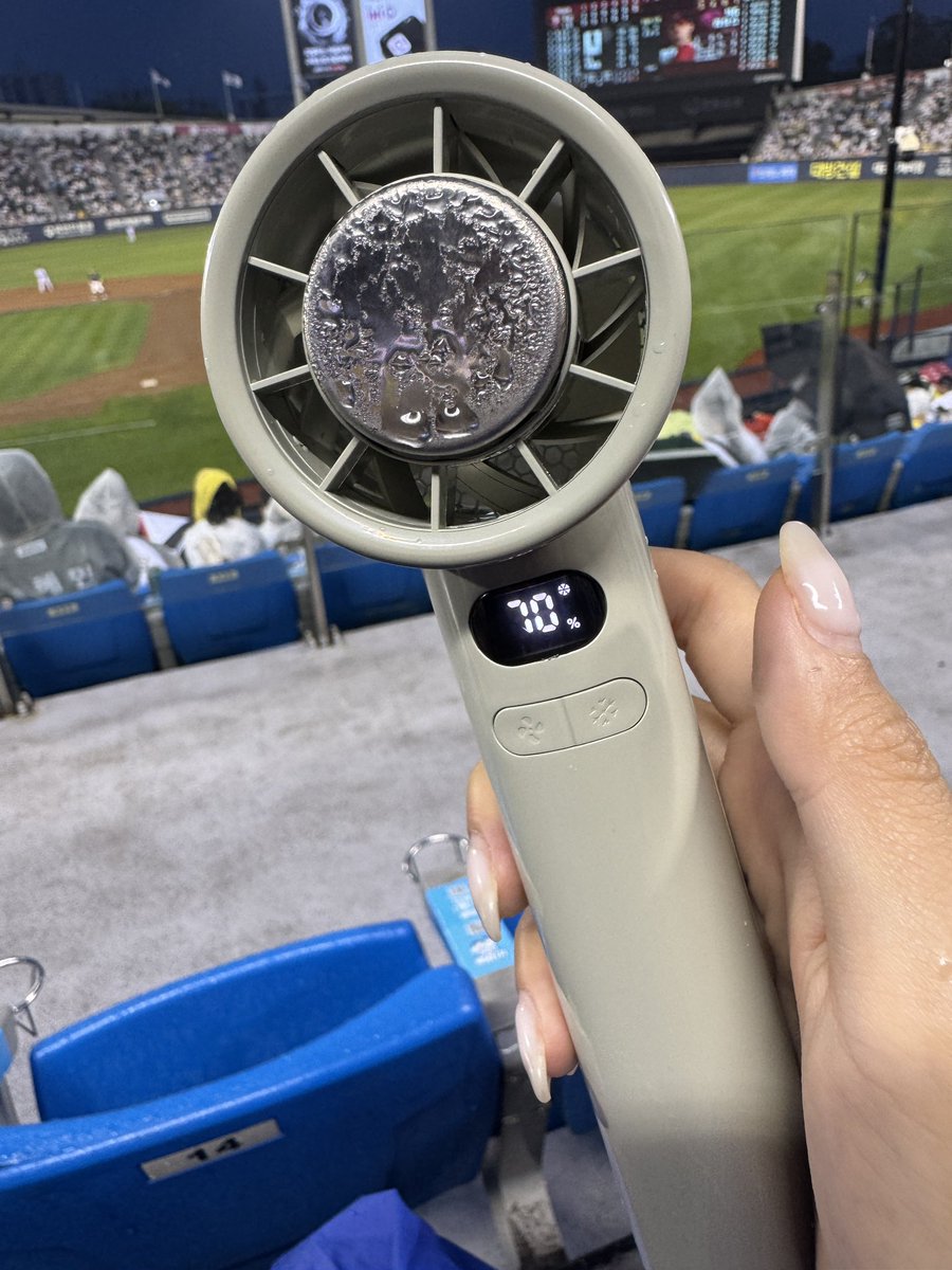 newspicy1214's tweet photo. 야구장와서 사용중인데 에어컨모드 미쳤음.
차가워져서 물방울 맺힌거 보세여🧊

100단계 까지 있어서 대박 시원하고 에어컨모드있으니까 개든든함.. 최최저가임 지금 . 개강추. https://t.co/5RSrE5yyHm