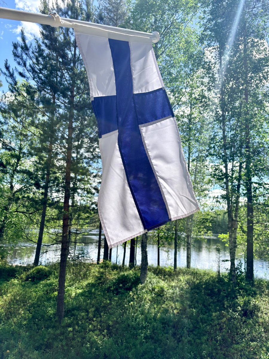 ir_rkp's tweet photo. Hyvää juhannusta! 🇫🇮🍃💛 https://t.co/JdgFR59ILY