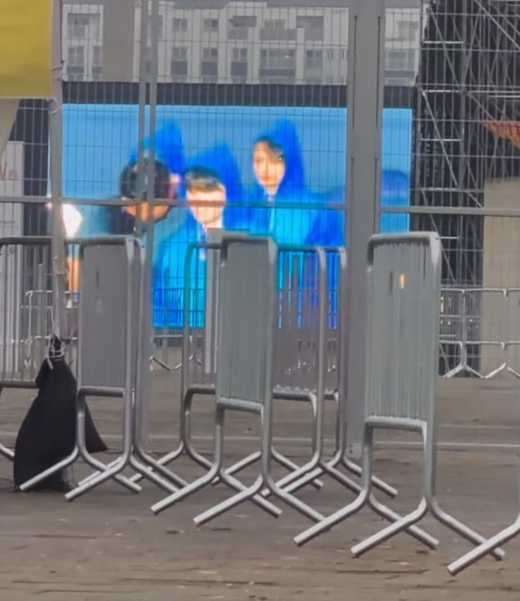 lovefordance's tweet photo. Hehe look at them wearing this cute little blue raincoat for their rehearsal today cos is pouring today in Korea. Hope the weather will all be good for the show tmr🙏🏽🙏🏽 

Ctto : https://t.co/cWrV02b14R https://t.co/JiyoVB9Gqs
