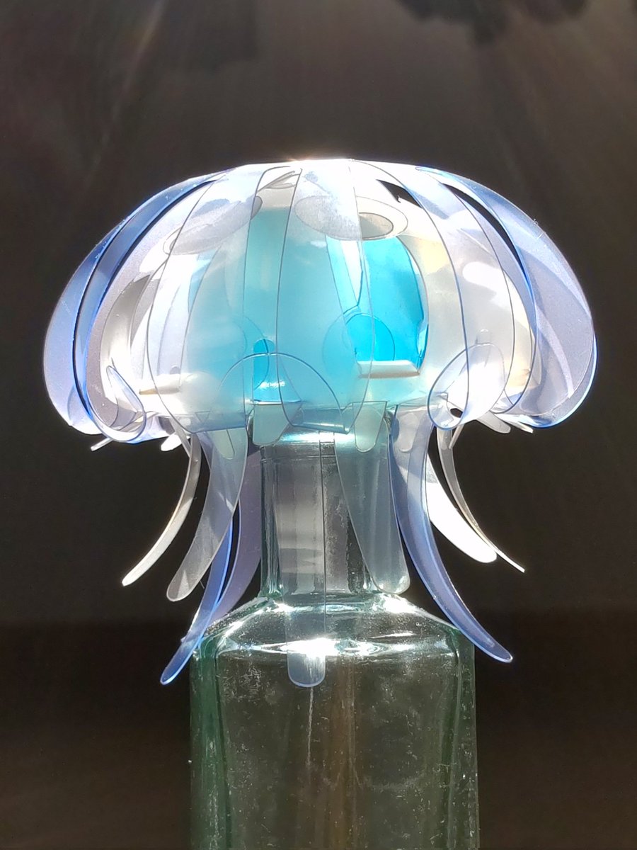 pacomecha_27's tweet photo. ヨコハマハンドメイドマルシェ2026
明日となりました🤸

モビール「六花クラゲ」は3色
🔵青は以前のまま
🟣紫はより紫に
⚪透明は1番中のパーツを青い色にして
ほんのり青色です

夏に向けクラゲ多めでお待ちしております🕺
※キットは販売致しません

#ヨコハマハンドメイドマルシェ
#クラゲ https://t.co/5uYJL7OYGx
