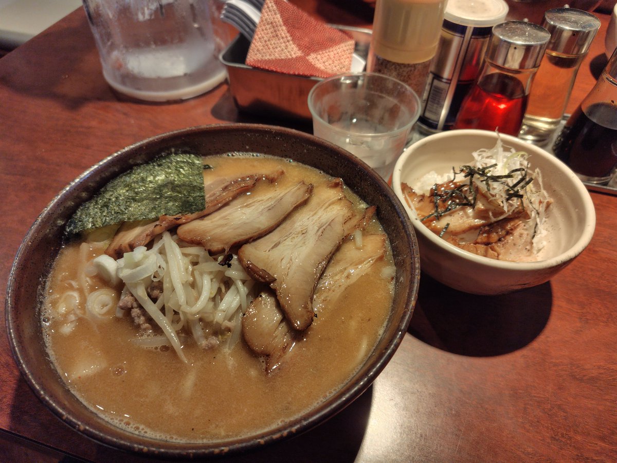 kengo_train's tweet photo. 一週間の仕事が終わって同僚の方に美味しい味噌チャーシュー麺とチャーシュー丼をご馳走になりました😊
🙏 https://t.co/Fr3VH9CwNi