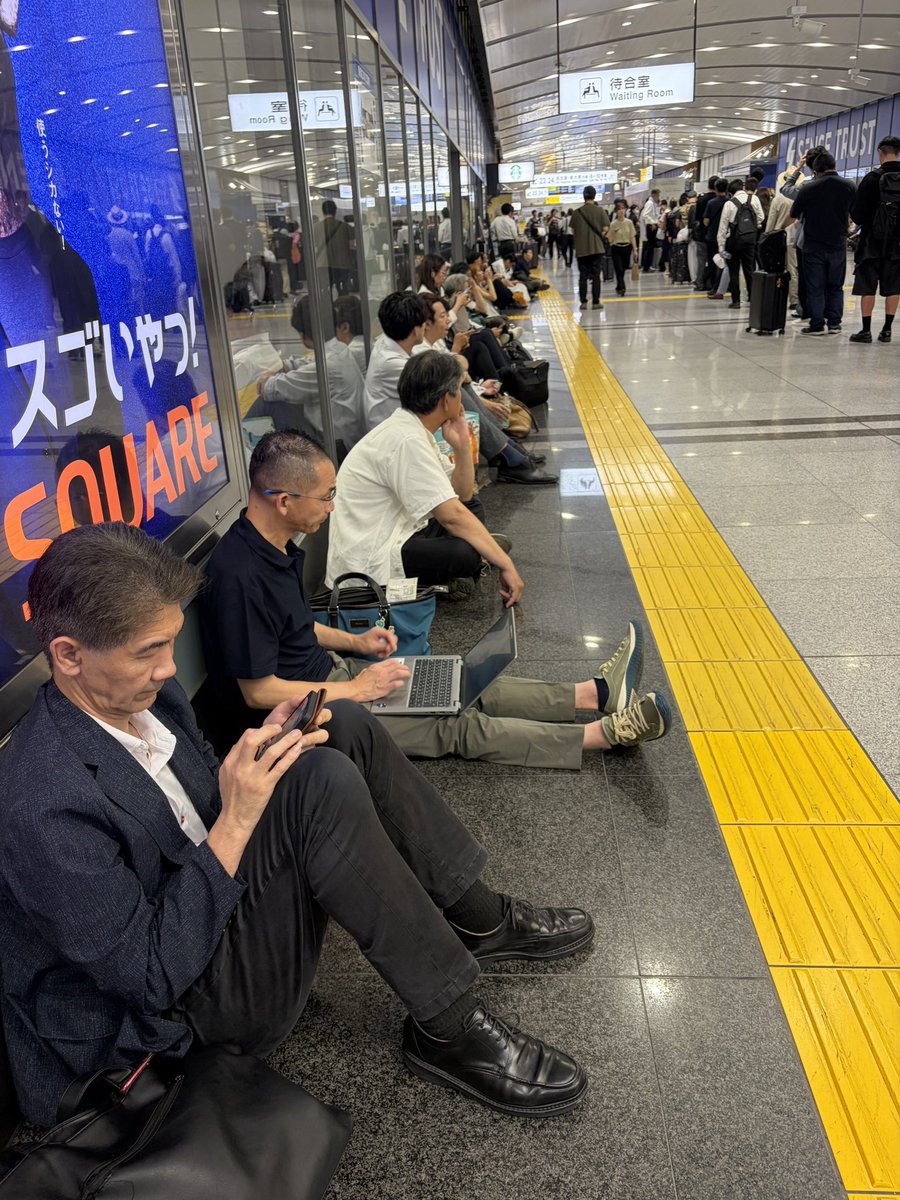tomimotsar's tweet photo. なんとか品川まで帰って来られました。。も、駅構内は初めて見るショッキングな光景。スモーキングルームから溢れ出る人、払い戻しの長蛇の列、そして床に座り込む大勢の人たち。。目の前の広告にある映画タイトル「急に具合が悪くなる」が、まさに今の状況をそのまま表しているかのようでした。 https://t.co/0HEIzuMq9B