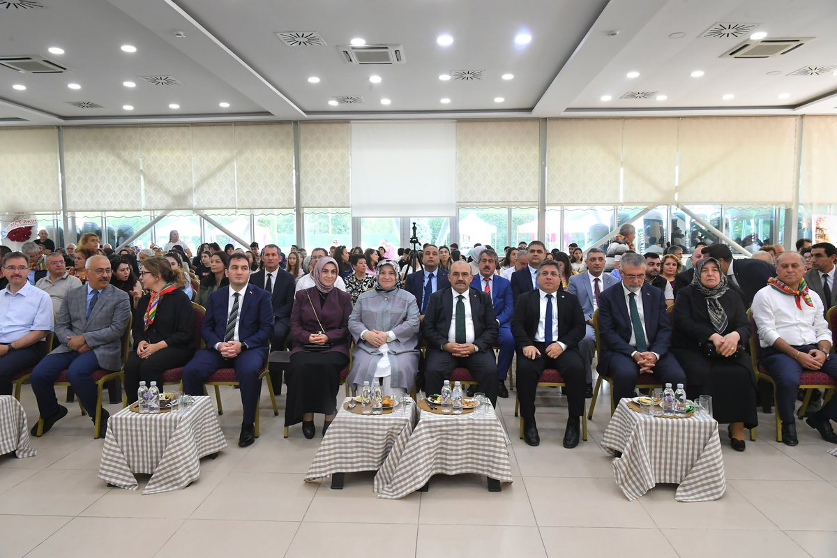 TC_Balikesir's tweet photo. 📍 Kepsut / Mehmet Karabey Kültür Merkezi
Vali İsmail Ustaoğlu ve eşi Hanımefendi Şenay Ustaoğlu, Kepsut ilçesinde düzenlenen "Kadın Eliyle Yaşayan Kültür Festivali"ne katıldı. Festival kapsamında Gastronomi ve Yöresel Kıyafet Yarışması gerçekleştirildi. https://t.co/69eWWPBSsf