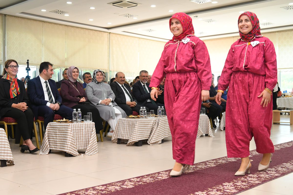 TC_Balikesir's tweet photo. 📍 Kepsut / Mehmet Karabey Kültür Merkezi
Vali İsmail Ustaoğlu ve eşi Hanımefendi Şenay Ustaoğlu, Kepsut ilçesinde düzenlenen "Kadın Eliyle Yaşayan Kültür Festivali"ne katıldı. Festival kapsamında Gastronomi ve Yöresel Kıyafet Yarışması gerçekleştirildi. https://t.co/69eWWPBSsf
