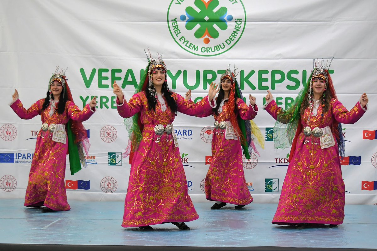 TC_Balikesir's tweet photo. 📍 Kepsut / Mehmet Karabey Kültür Merkezi
Vali İsmail Ustaoğlu ve eşi Hanımefendi Şenay Ustaoğlu, Kepsut ilçesinde düzenlenen "Kadın Eliyle Yaşayan Kültür Festivali"ne katıldı. Festival kapsamında Gastronomi ve Yöresel Kıyafet Yarışması gerçekleştirildi. https://t.co/69eWWPBSsf