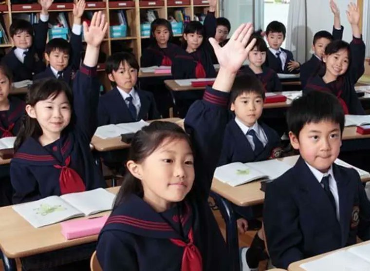 Le_Crapaud47's tweet photo. [LE SAVIEZ-VOUS ?]

En 1998, seulement 4 % des salles de classe au Japon étaient climatisées.
Suite à la hausse des températures et à des canicules plus fréquentes, les Japonais ont financé massivement l'installation de climatiseurs dans les écoles de leurs enfants et aujourd'hui, plus de 95 % de leurs salles de classe sont climatisées.

En France, au moment où vous lisez ce post, le taux de salles de classe possédant une climatisation est proche de 0 %.

Voilà...