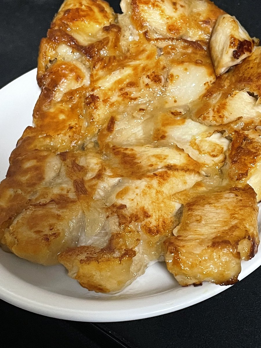 riru_io's tweet photo. 卵焼き用のフライパンで極限まで少ない油で唐揚げ作ったら羽付き餃子みたいになっておもろい https://t.co/2e7Xy6K0w6