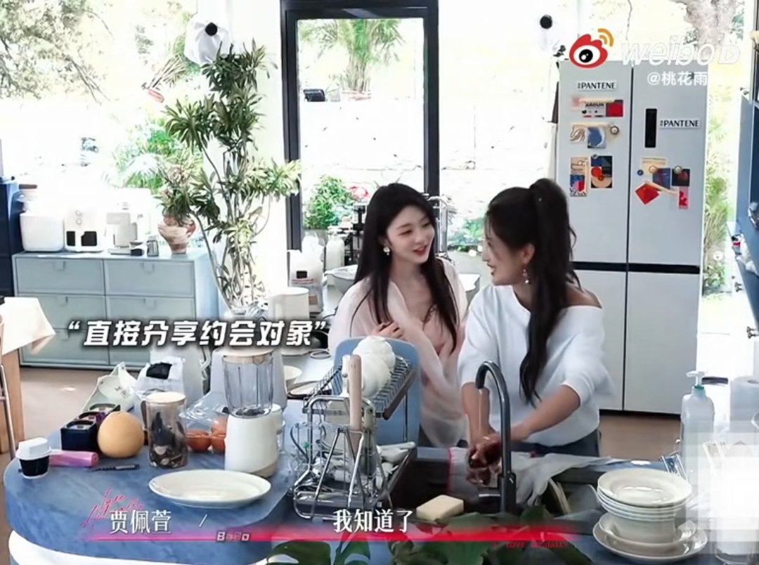 Ellery__el's tweet photo. Liuliu really love whispering to everyone. Such a cutie😂❤️ #LoveActuallyS5 https://t.co/9zj6f8I6Lp