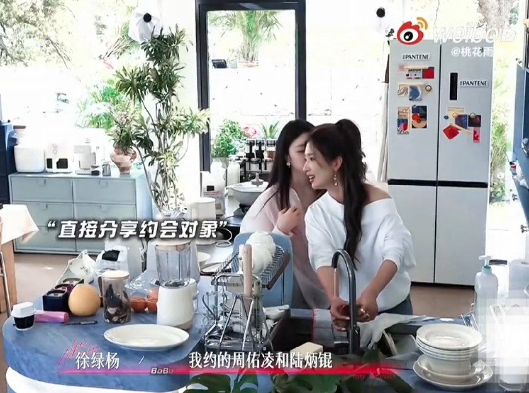 Ellery__el's tweet photo. Liuliu really love whispering to everyone. Such a cutie😂❤️ #LoveActuallyS5 https://t.co/9zj6f8I6Lp